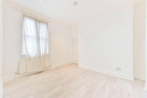 3 bedroom flat to rent, Craven Park Road, Harlesden