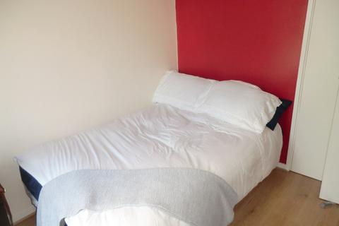 3 bedroom flat share to rent, Bishops Bridge Road, London W2