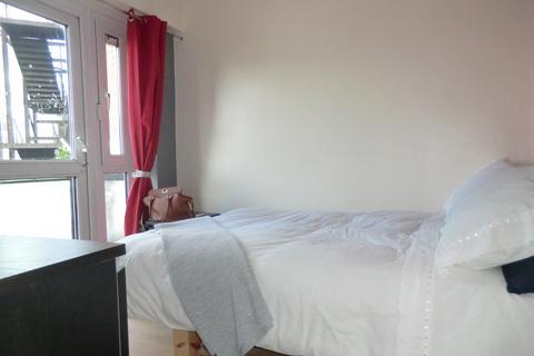 3 bedroom flat share to rent, Bishops Bridge Road, London W2