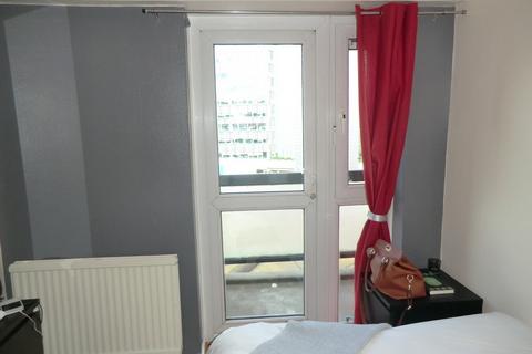 3 bedroom flat share to rent, Bishops Bridge Road, London W2