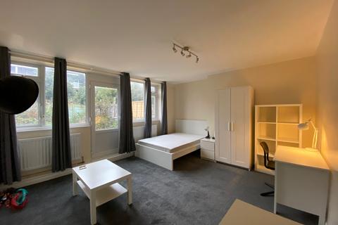 Flat share to rent, Barringer Square, London SW17