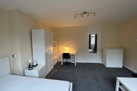 Flat share to rent, Barringer Square, London SW17