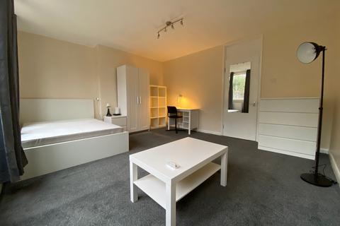 Flat share to rent, Barringer Square, London SW17