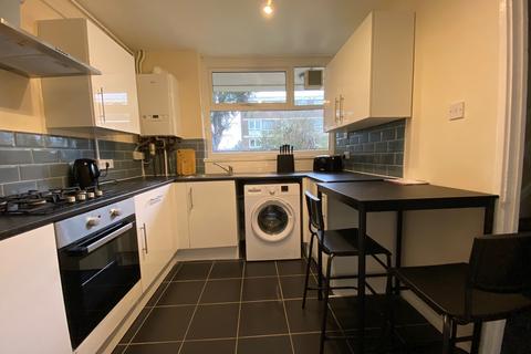 Flat share to rent, Barringer Square, London SW17