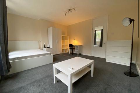 4 bedroom flat share to rent, Barringer Square, London SW17