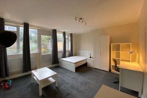 4 bedroom flat share to rent, Barringer Square, London SW17