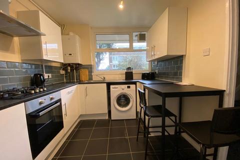 4 bedroom flat share to rent, Barringer Square, London SW17