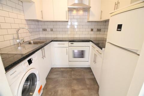 2 bedroom house to rent, Warwick Road, West Drayton