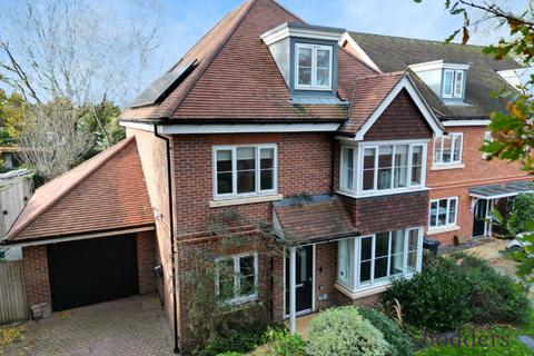 5 bedroom detached house to rent, Lowther Close, Chertsey, Surrey, KT16