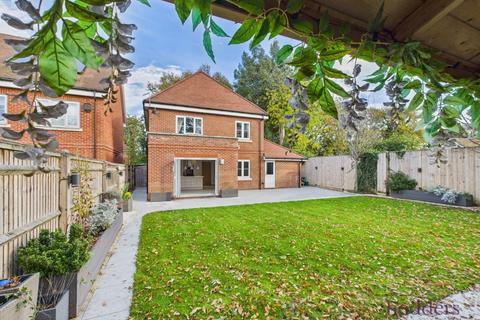 5 bedroom detached house to rent, Lowther Close, Chertsey, Surrey, KT16