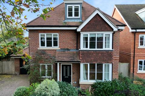 5 bedroom detached house to rent, Lowther Close, Chertsey, Surrey, KT16