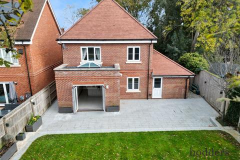 5 bedroom detached house to rent, Lowther Close, Chertsey, Surrey, KT16