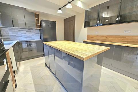 6 bedroom semi-detached house to rent, Burlington Avenue, Romford, Essex, RM7