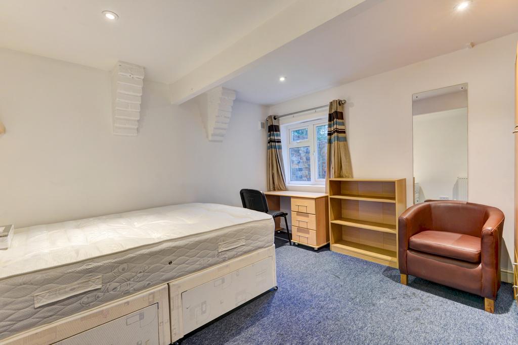 A spacious and well-maintained double bedroom f...