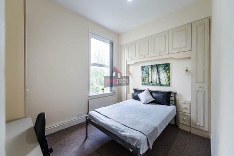 4 bedroom house to rent, Wallness Lane, Salford,