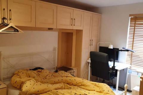 2 bedroom flat for sale, Horseshoe Close, London
