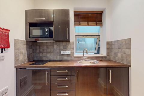 Studio to rent, West End Lane