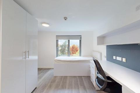 Studio to rent, Popes Lane