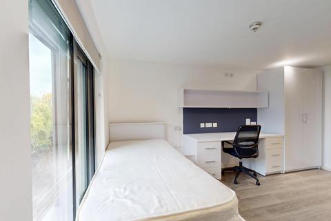 Studio to rent, Popes Lane