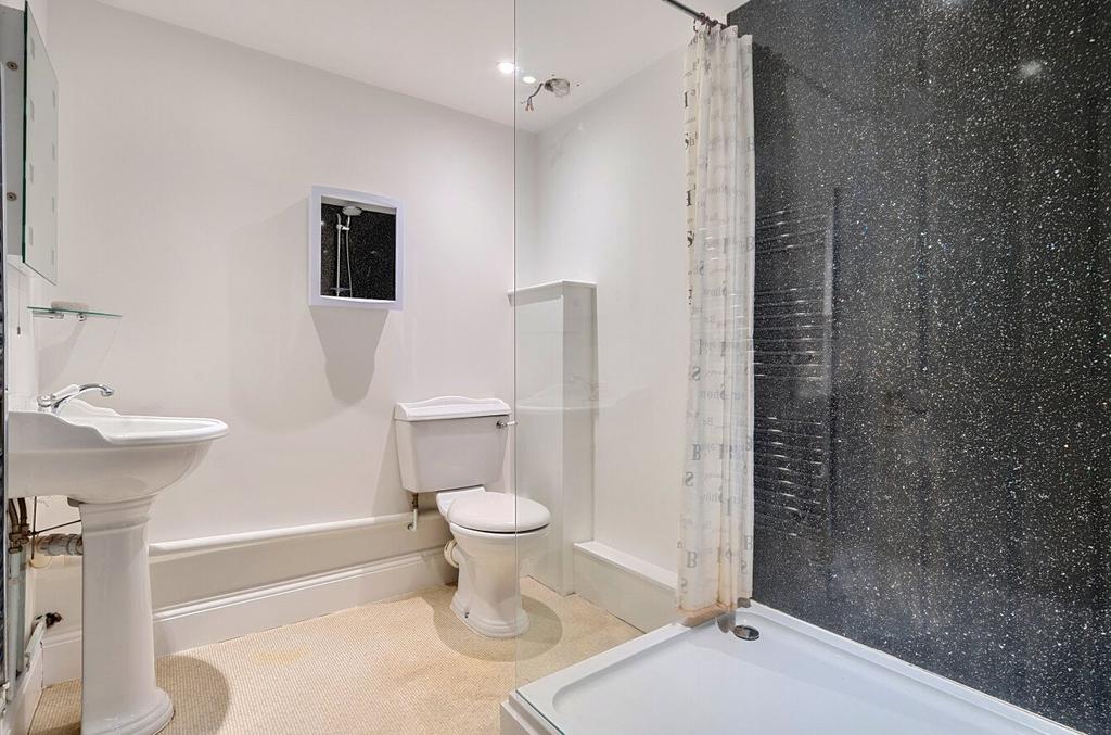 Lower Floor En-Suite