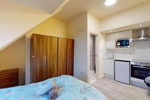Studio to rent, Chatsworth Road