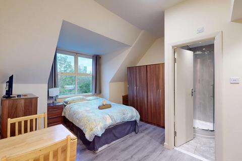 Studio to rent, Chatsworth Road