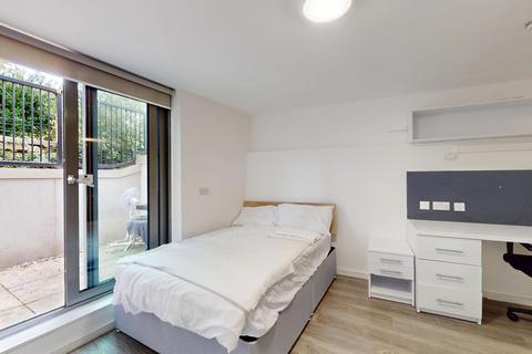 Studio to rent, Popes Lane
