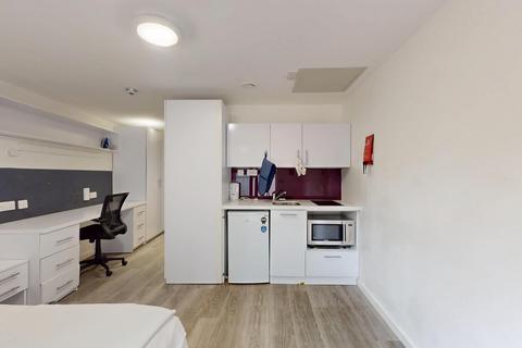 Studio to rent, Popes Lane
