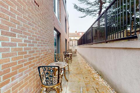 Studio to rent, Popes Lane