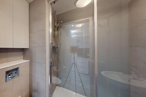 Studio to rent, Popes Lane