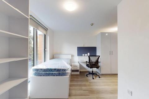 Studio to rent, Popes Lane