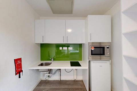 Studio to rent, Popes Lane