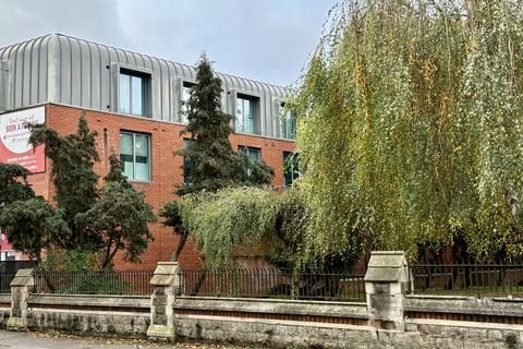 Studio to rent, Popes Lane