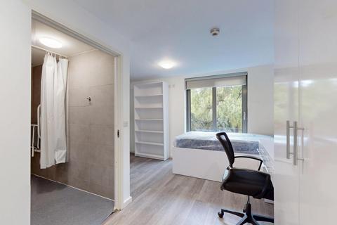 Studio to rent, Popes Lane