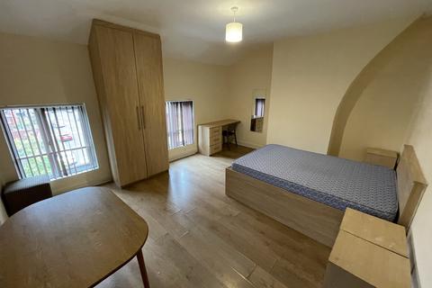 9 bedroom townhouse to rent, Egerton Road, Manchester M14