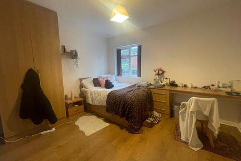 5 bedroom terraced house to rent, Ladybarn Lane, Manchester M14