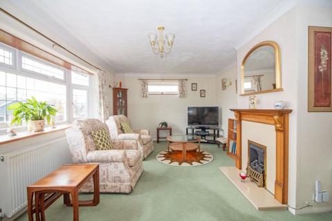 2 bedroom detached bungalow for sale, Larchfield Way, Horndean, PO8 9HE
