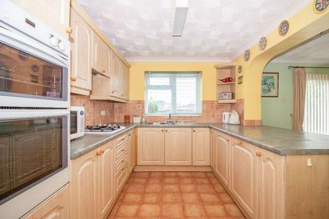 2 bedroom detached bungalow for sale, Larchfield Way, Horndean, PO8 9HE