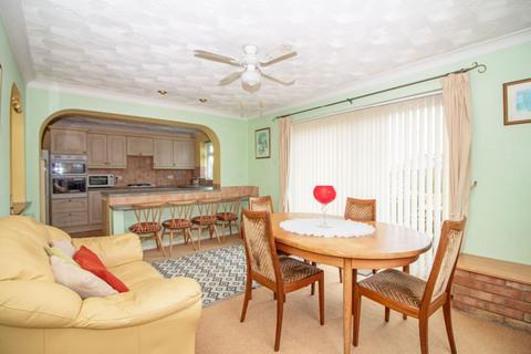 2 bedroom detached bungalow for sale, Larchfield Way, Horndean, PO8 9HE