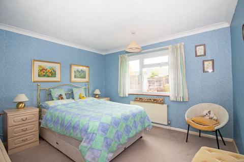 2 bedroom detached bungalow for sale, Larchfield Way, Horndean, PO8 9HE