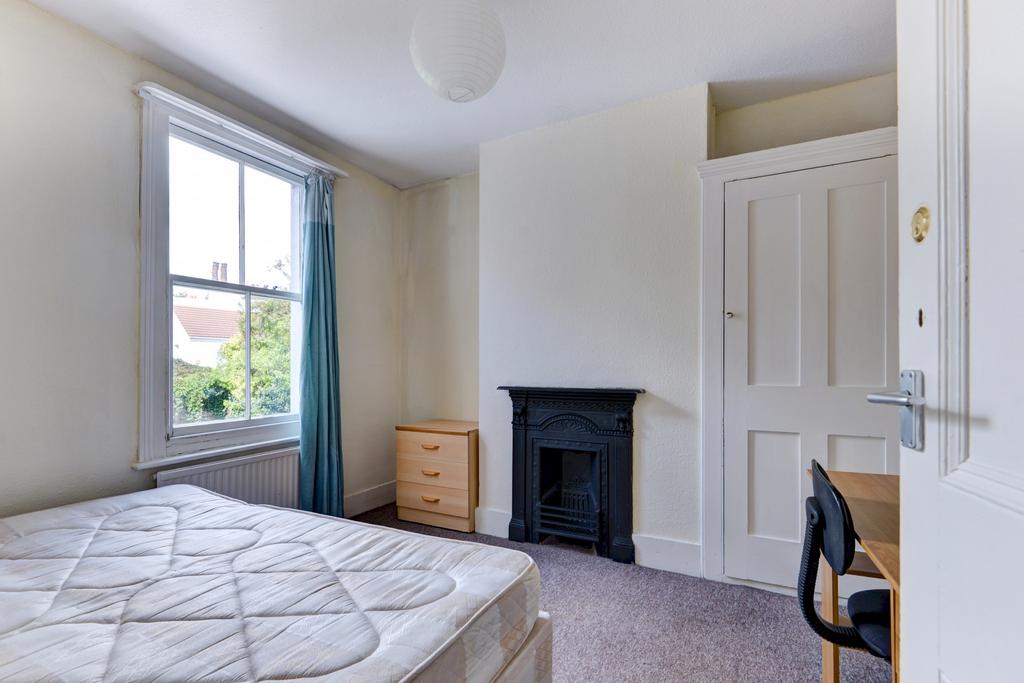 A well-maintained double bedroom featuring a ne...