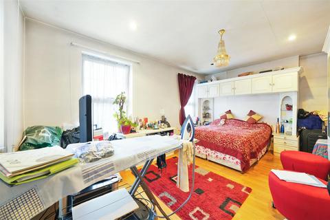 undefined, Great West Road, Osterley TW5