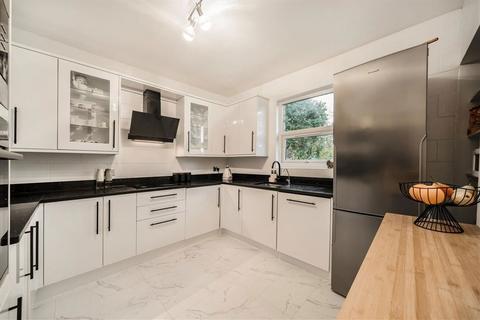 4 bedroom flat to rent, Micheldever Road, London SE12