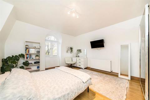 4 bedroom flat to rent, Micheldever Road, London SE12