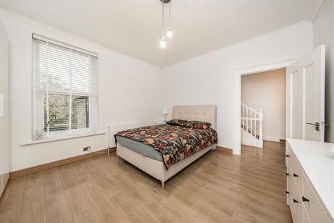 4 bedroom flat to rent, Micheldever Road, London SE12
