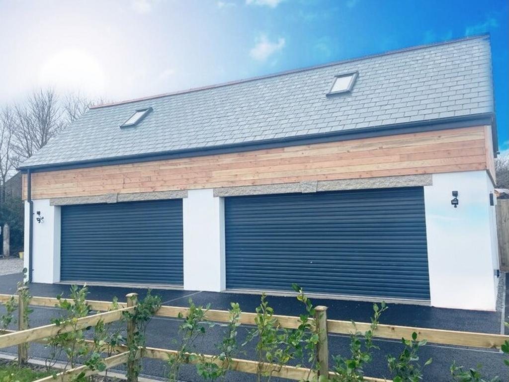 Garage to right