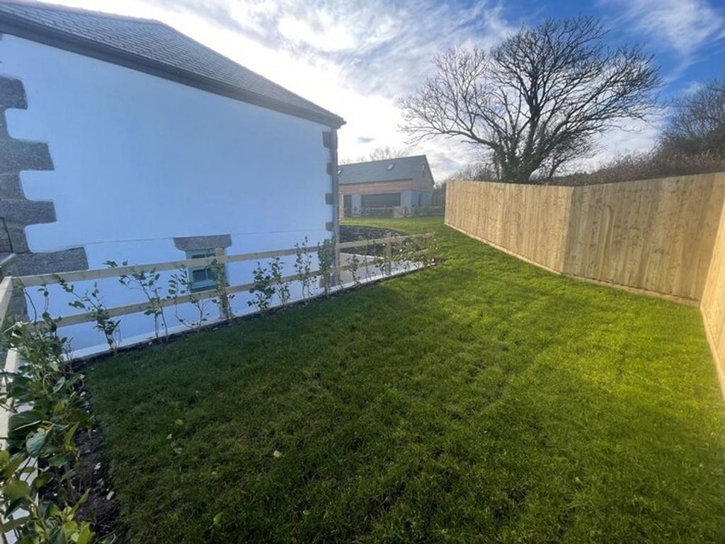 Garden to side