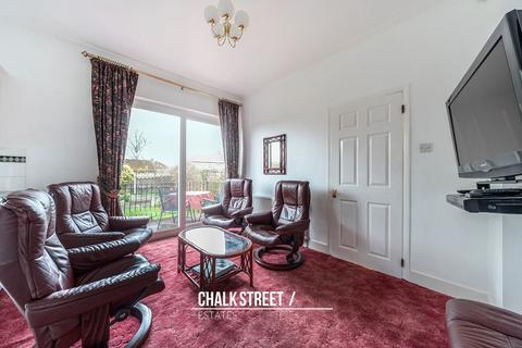 4 bedroom semi-detached house for sale, The Avenue, Hornchurch, RM12