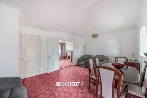 4 bedroom semi-detached house for sale, The Avenue, Hornchurch, RM12