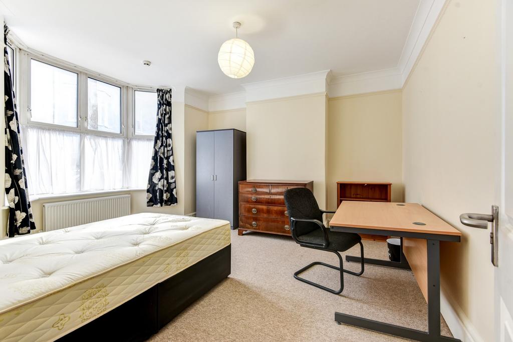 Bright and welcoming double bedroom with ample ...